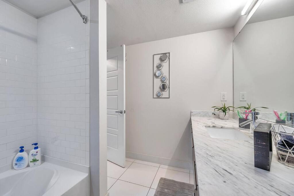 Luxury Apt 3 Mins To Dt Tampa -Pool-Gym-Balcony Exterior foto